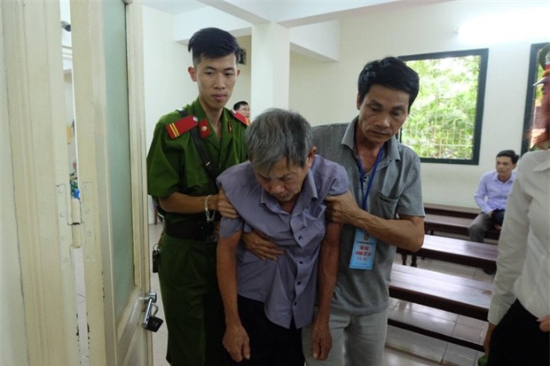 Xử vụ cụ ông 79 tuổi hiếp dâm bé gái ở Hà Nội: Bị can được đưa đến tòa trong tình trạng mệt mỏi - Ảnh 2.