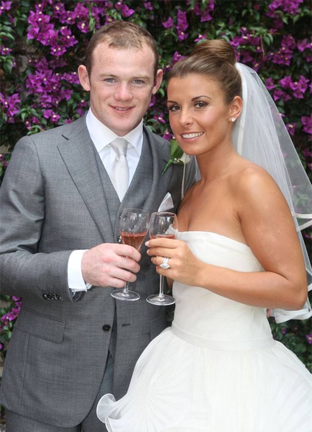 Vợ Rooney tháo 2 nhẫn cưới và đính hôn trị giá 13 tỷ - Ảnh 1.