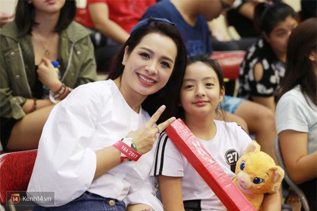 Á hậu Tú Anh, Lệ Hằng làm nóng trận mở màn VBA 2017 - Ảnh 11.