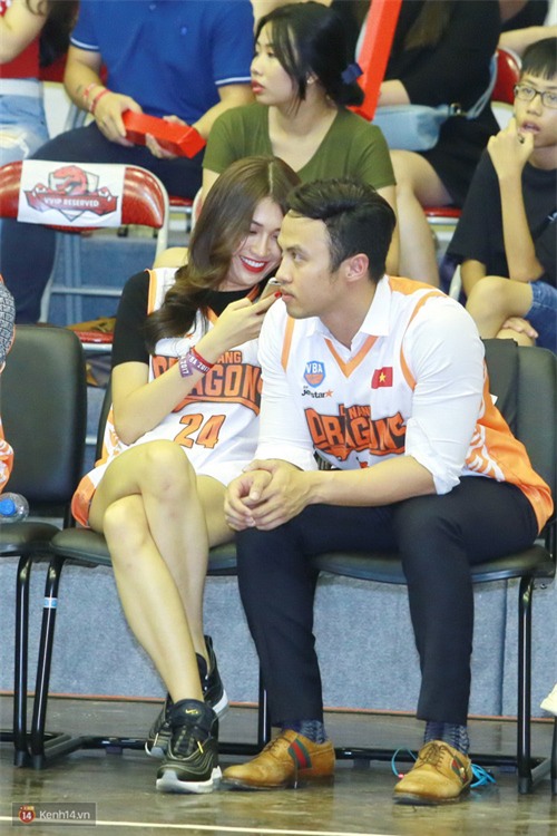 Á hậu Tú Anh, Lệ Hằng làm nóng trận mở màn VBA 2017 - Ảnh 4.