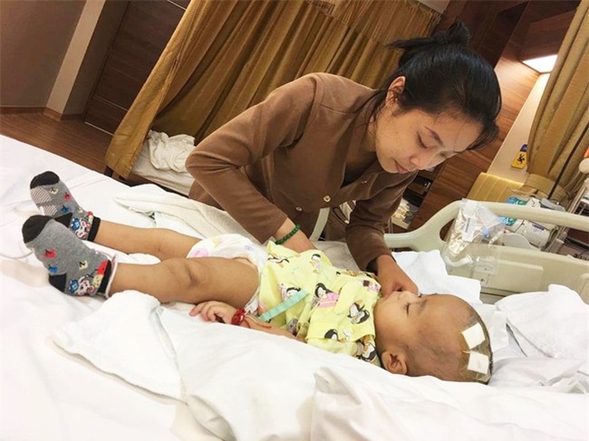 Lời kêu cứu của người vợ bị chồng bỏ rơi, con bệnh não úng thuỷ mấy lần chết hụt khi qua Singapore điều trị - Ảnh 8.