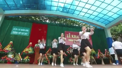 Clip: Học sinh trường THPT Bãi Cháy (Hạ Long) khoe vũ đạo nóng bỏng trong lễ khai giảng - Ảnh 4.