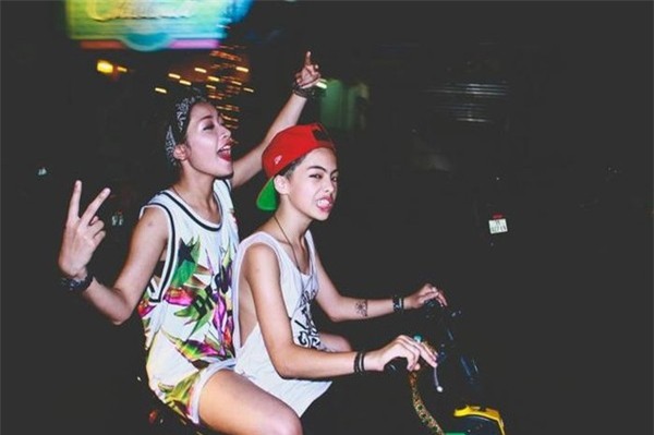 Bat ngo truoc ung xu cua Ngoc Lan, Ha Ho va loat sao Viet khi vi pham luat giao thong