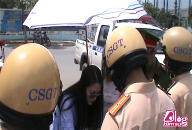 Giua scandal quat thao canh sat cua Ngoc Lan, Thanh Binh treo status dong vien vo