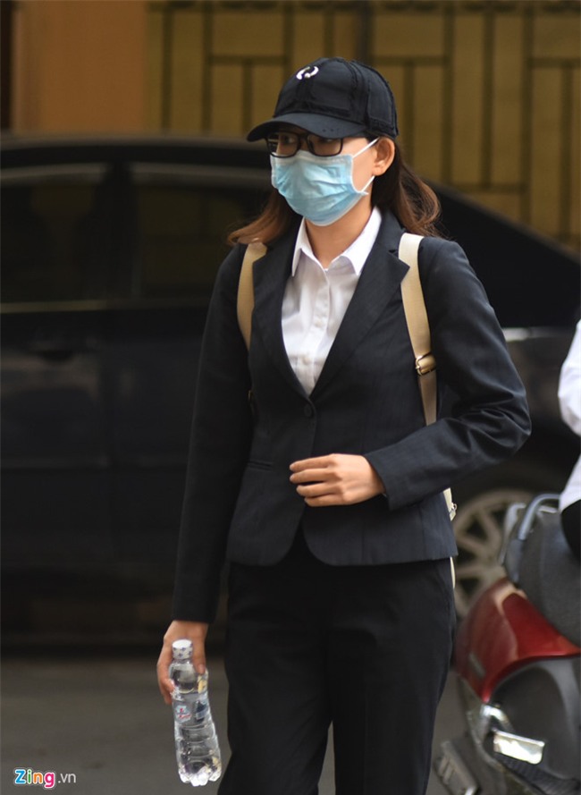 Hoang Thi Hong Tu lan thu 3 khoc tai toa khi bi luat su hoi don dap hinh anh 1