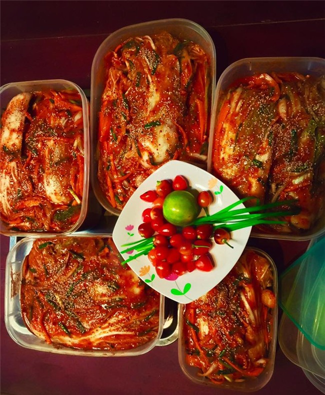 cach lam kim chi don gian giup nang dau 9x moi lan moi ca nha la "ton com me chong" - 3