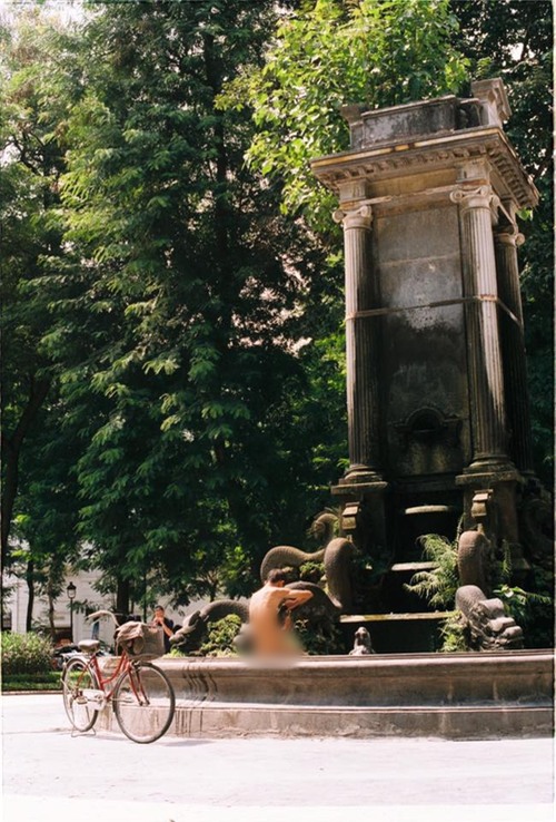 Xôn xao hình ảnh người đàn ông hồn nhiên tắm tiên trong công viên tại Hà Nội - Ảnh 1.
