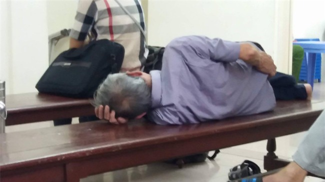 Cụ ông 79 tuổi hiếp dâm bé gái 3 tuổi ở Hà Nội nhận mức án 8 năm tù, bồi thường 33 triệu đồng - Ảnh 1.