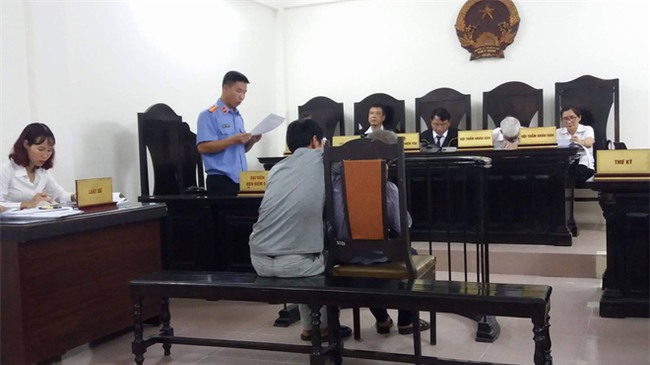 Cụ ông 79 tuổi hiếp dâm bé gái 3 tuổi ở Hà Nội nhận mức án 8 năm tù, bồi thường 33 triệu đồng - Ảnh 6.