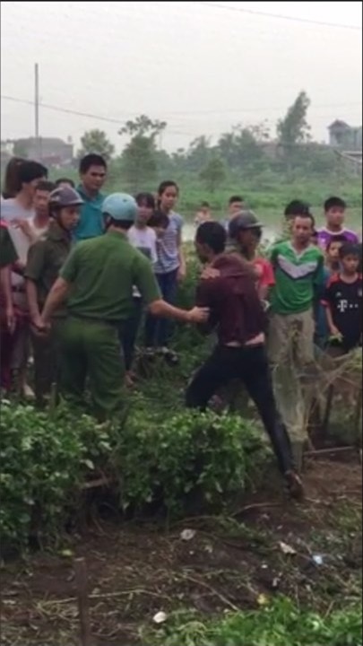 Người dân bế cả công an đi chỗ khác để đánh đập trộm chó - Ảnh 1.