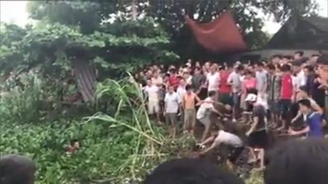 Người dân bế cả công an đi chỗ khác để đánh đập trộm chó - Ảnh 3.