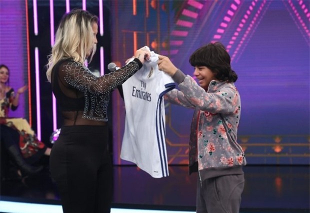 Ronaldo đã nói gì qua video khiến cậu bé nghèo bật khóc vì hạnh phúc? - Ảnh 2.