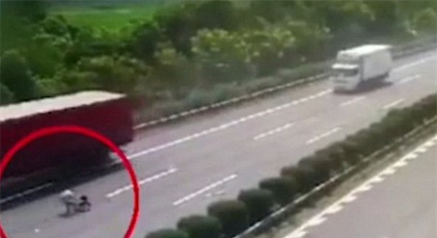 Cha ruột lái xe trong tình trạng buồn ngủ, con gái 13 tuổi bị hất văng xuống đường - Ảnh 3.