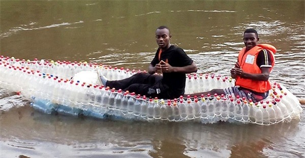 Sinh viên Cameroon tái chế chai nhựa để làm thuyền - 2
