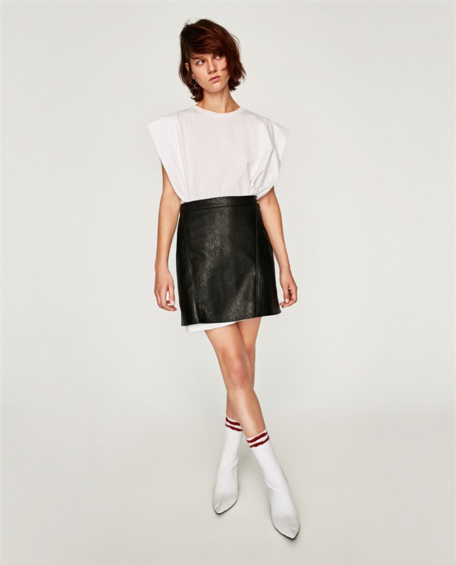 Thu/Đông này, không phải blazer, những đôi giày kiêm tất mới là món đồ đang chiếm lĩnh tủ đồ của sao Việt - Ảnh 1.