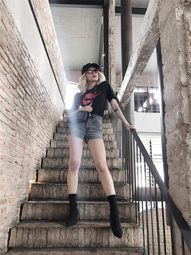 Thu/Đông này, không phải blazer, những đôi giày kiêm tất mới là món đồ đang chiếm lĩnh tủ đồ của sao Việt - Ảnh 20.