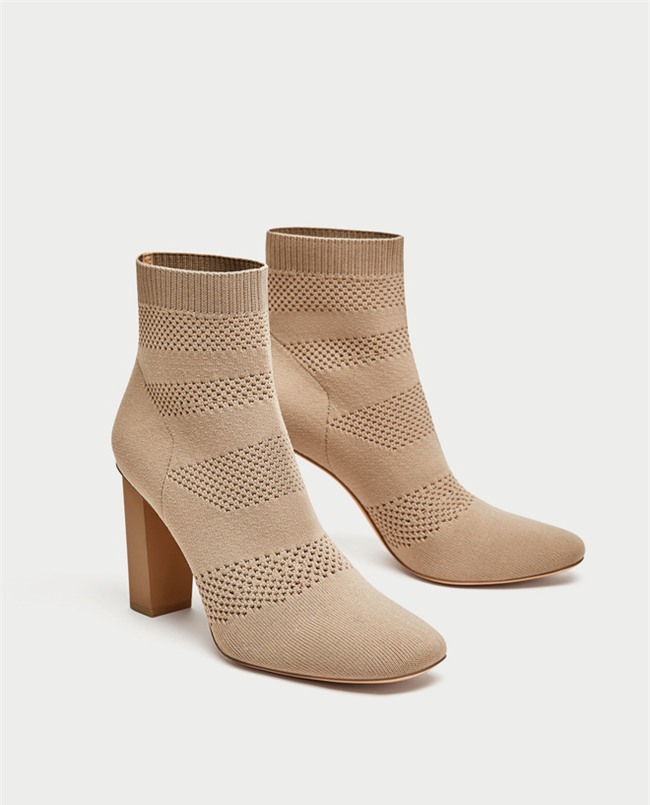 Thu/Đông này, không phải blazer, những đôi giày kiêm tất mới là món đồ đang chiếm lĩnh tủ đồ của sao Việt - Ảnh 2.