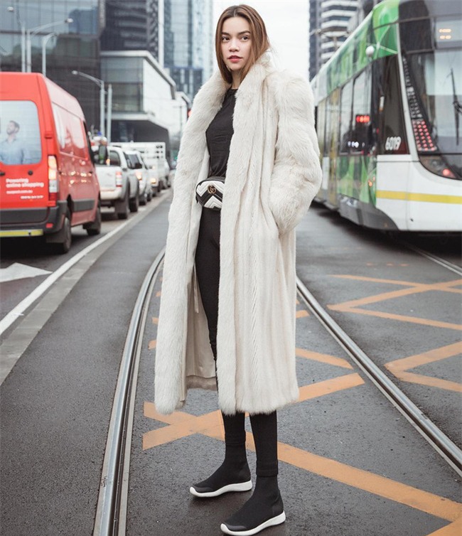 Thu/Đông này, không phải blazer, những đôi giày kiêm tất mới là món đồ đang chiếm lĩnh tủ đồ của sao Việt - Ảnh 23.