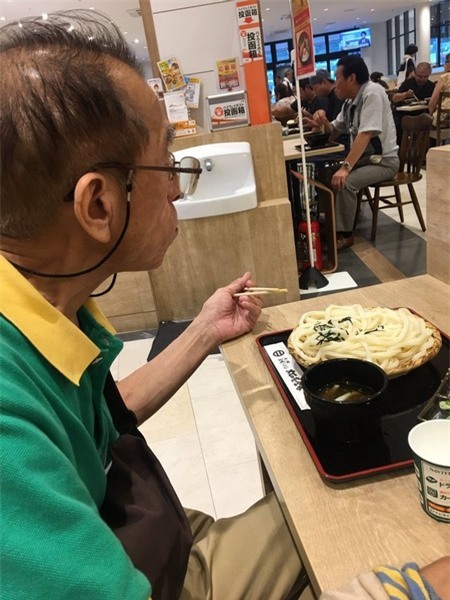 Người đàn ông lớn tuổi với chiếc áo thun đã cũ