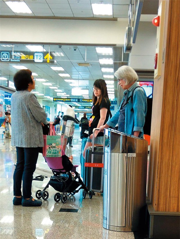 Luôn miệng phủ nhận cưới chạy bầu, nữ chính của mối tình ông cháu vẫn xuất hiện ở sân bay với bụng to bất thường - Ảnh 2.