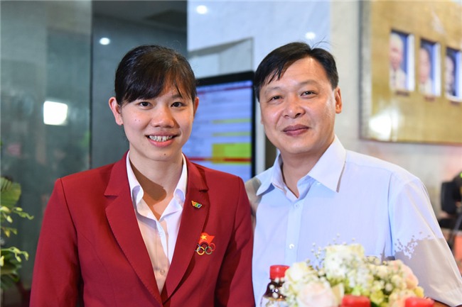 Ánh Viên và thầy Đặng Anh Tuấn tại lễ trao giải VTV Awards 2017. 