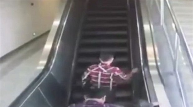 Mất thăng bằng, ba hành khách tại Trung Quốc đi thang cuốn bằng... lưng - Ảnh 2.