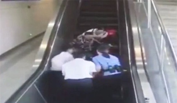 Mất thăng bằng, ba hành khách tại Trung Quốc đi thang cuốn bằng... lưng - Ảnh 3.