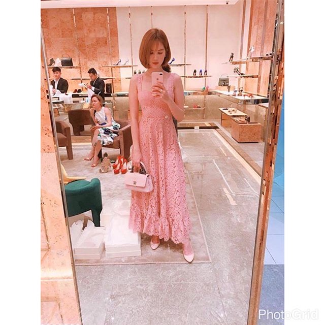 Street style sao Việt: tâm điểm tuần này chính là cả cây hồng sến sẩm của Ngọc Trinh - Ảnh 1.