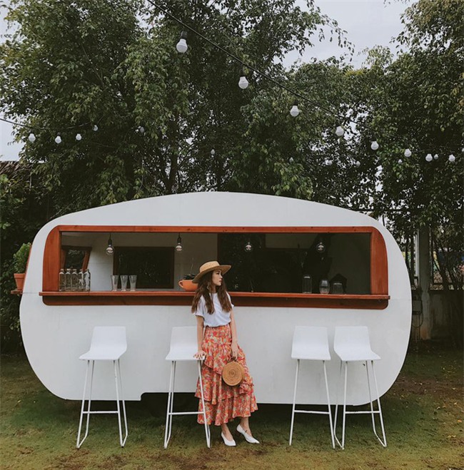 Street style sao Việt: tâm điểm tuần này chính là cả cây hồng sến sẩm của Ngọc Trinh - Ảnh 18.