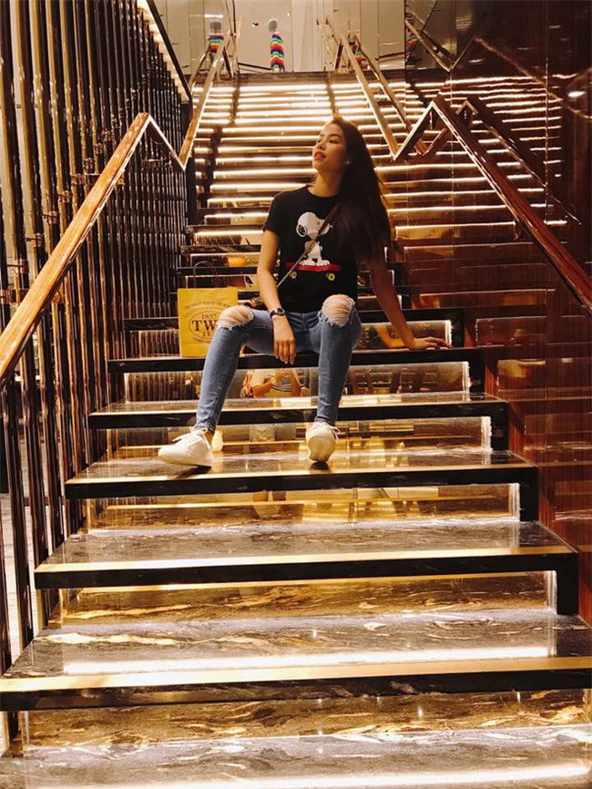 Street style sao Việt: tâm điểm tuần này chính là cả cây hồng sến sẩm của Ngọc Trinh - Ảnh 4.