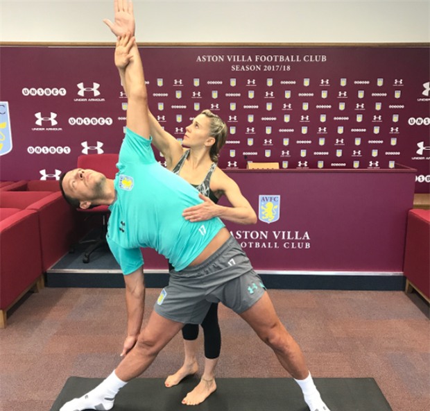 Terry chăm chỉ tập yoga với cô giáo xinh đẹp - Ảnh 1.