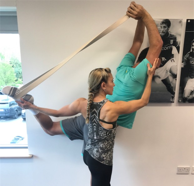 Terry chăm chỉ tập yoga với cô giáo xinh đẹp - Ảnh 3.