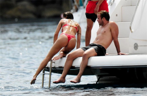 Bạn gái siêu mẫu ôm chặt cứng trai đẹp Gotze - Ảnh 5.