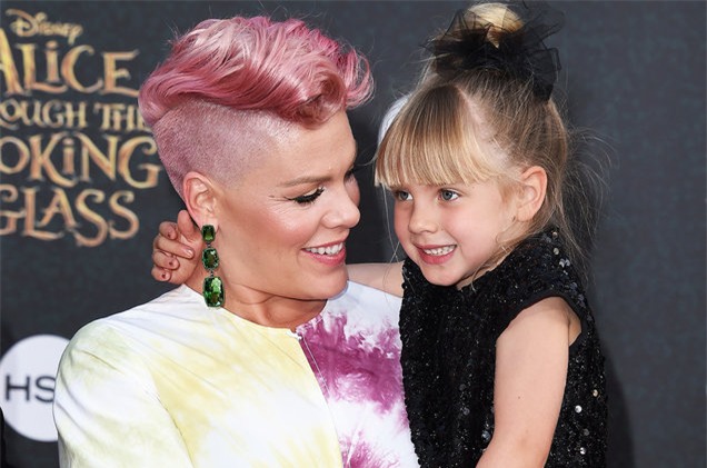 Hàng triệu người nể phục cách phản ứng của nữ ca sĩ Pink khi con gái nghĩ mình xấu - Ảnh 2.