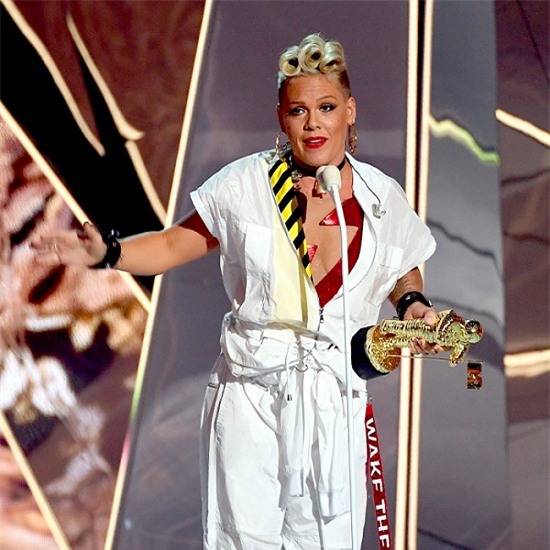 Hàng triệu người nể phục cách phản ứng của nữ ca sĩ Pink khi con gái nghĩ mình xấu - Ảnh 3.