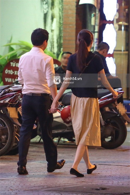 Hoa hậu Thu Thảo xuất hiện tay trong tay tình tứ cùng chồng sắp cưới trên phố sau khi báo hỷ - Ảnh 9.