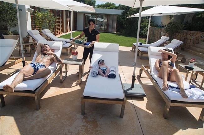 Du tinh nghi het nam, McGregor tim niem vui o bai bien va hop dem hinh anh 1