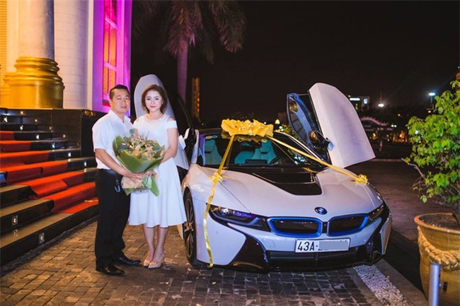 Ghen tị với cuộc sống xa hoa của cô vợ Đà Nẵng được tặng nhẫn kim cương, đi siêu xe 7 tỉ - Ảnh 1.