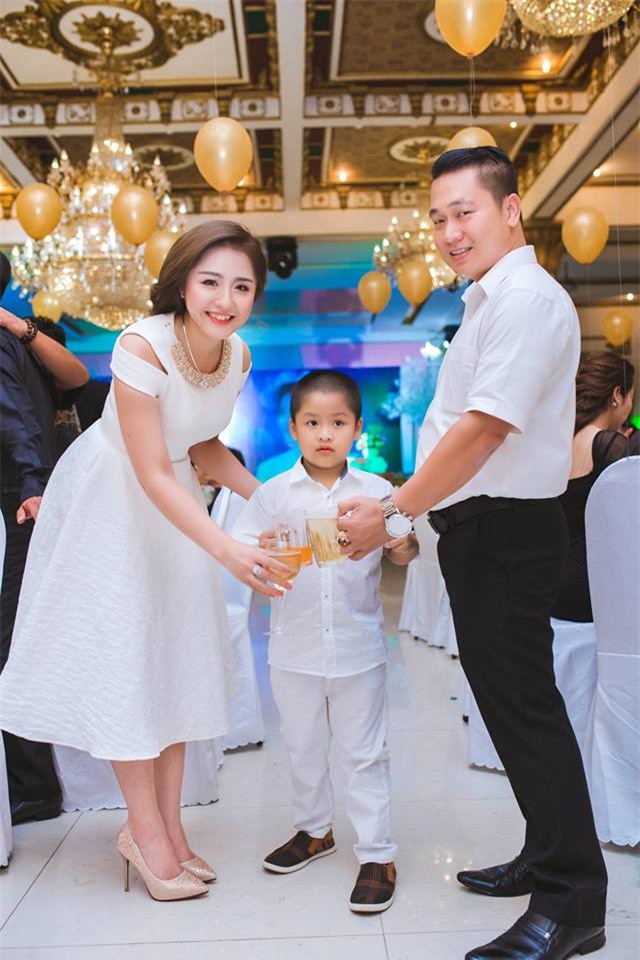 Ghen tị với cuộc sống xa hoa của cô vợ Đà Nẵng được tặng nhẫn kim cương, đi siêu xe 7 tỉ - Ảnh 14.