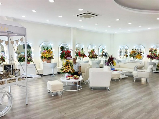 Ghen tị với cuộc sống xa hoa của cô vợ Đà Nẵng được tặng nhẫn kim cương, đi siêu xe 7 tỉ - Ảnh 5.