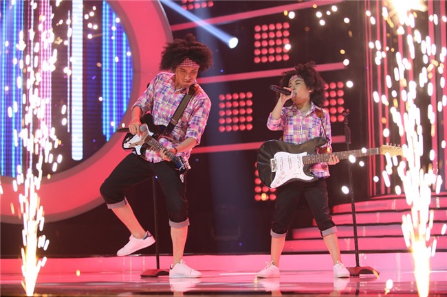 Hoai Linh 'phan bac' Tu Long tren ghe nong Guong mat than quen nhi hinh anh 3