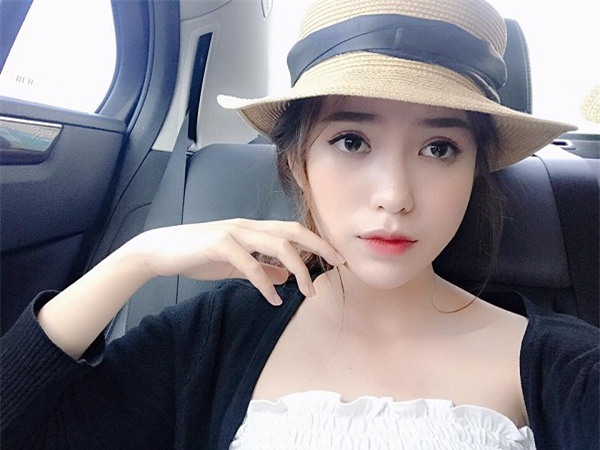 Chân dung 9X xinh đẹp gây chú ý khi mặc gợi cảm lộ hình xăm gần kín lưng nơi công sở-3