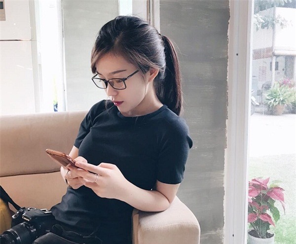 Chân dung 9X xinh đẹp gây chú ý khi mặc gợi cảm lộ hình xăm gần kín lưng nơi công sở-7