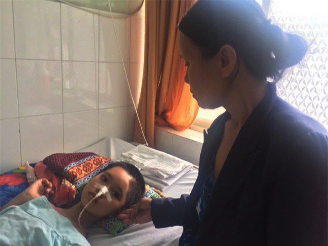 goa phu cay dang truoc canh con gai bi chan thuong so nao, luc tinh luc me - 1