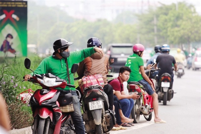 Rất nhiều bạn trẻ tham gia GrabBike. ảnh: T.G