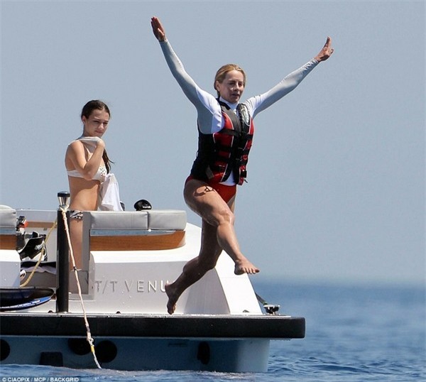 Laurene Powell Jobs cùng con gái thích thú chơi đùa trên biển