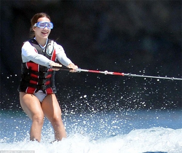 Con gái Eve của Steve Jobs thích thú lướt ván