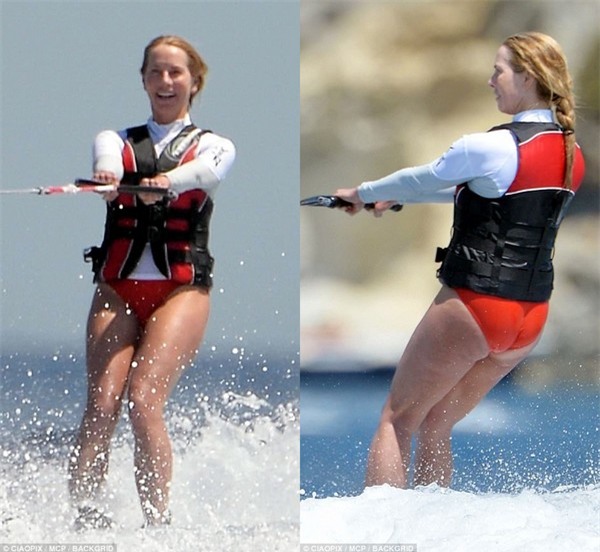 Laurene trổ tài lướt ván không thua kém con gái mình