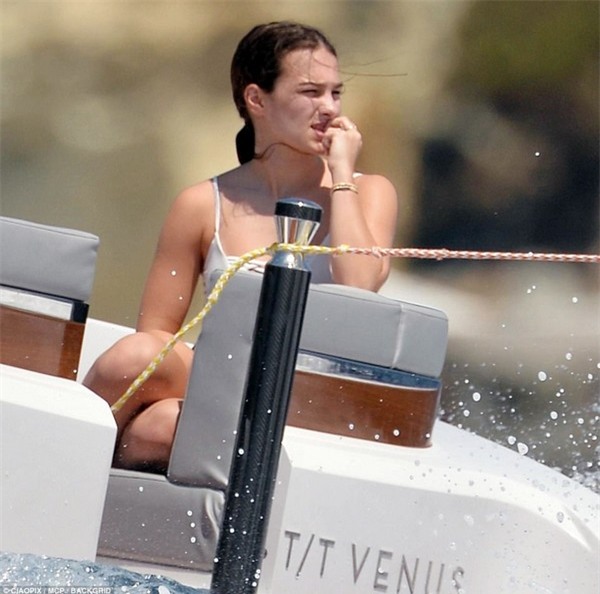 Người chị gái Erin ngồi trên cano quan sát mẹ và em chơi lướt ván