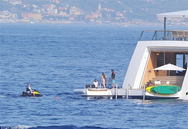 Vợ và các con gái của Steve Jobs thưởng thức kỳ nghỉ hè cùng những người bạn trên chiếc du thuyền sang trọng